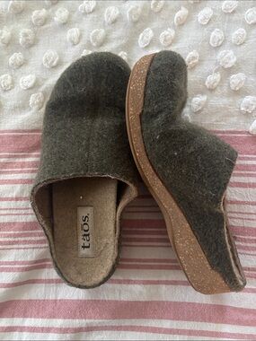 Taos Footwear Olive Felt Slip-On Clogs with Cork-Look Sole